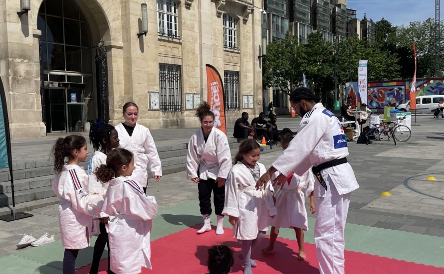 INITIATIONS JUDO - PLACE VICTOR HUGO À SAINT-DENIS - AVEC LA DRAJES ET LA LIGUE IDF JUDO