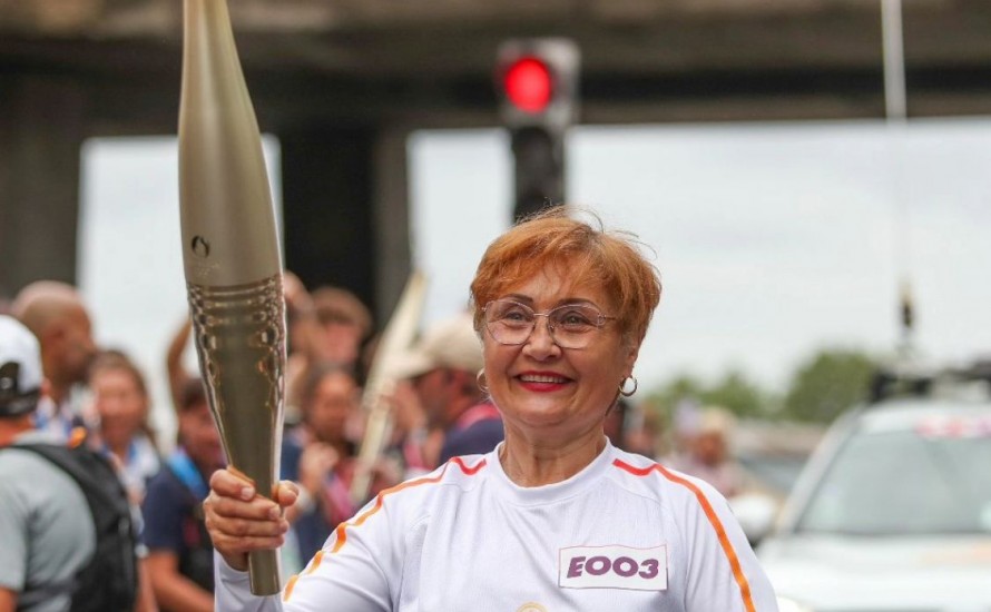 CATHERINE, PORTEUSE DE LA FLAMME OLYMPIQUE