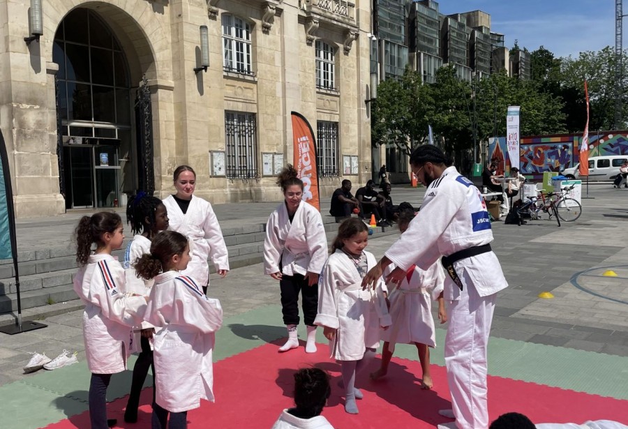 INITIATIONS JUDO - PLACE VICTOR HUGO À SAINT-DENIS - AVEC LA DRAJES ET LA LIGUE IDF JUDO